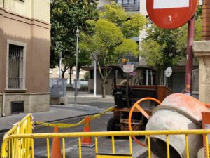Obras en la calle en Palencia con maquinaria y señalización de advertencia