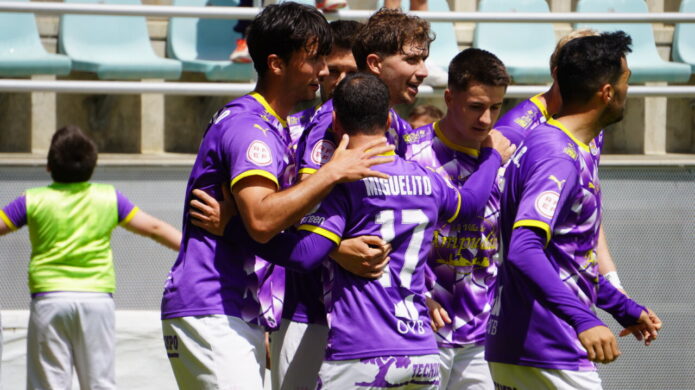 Jugadores del Palencia CF celebrando un gol en el derbi de playoff