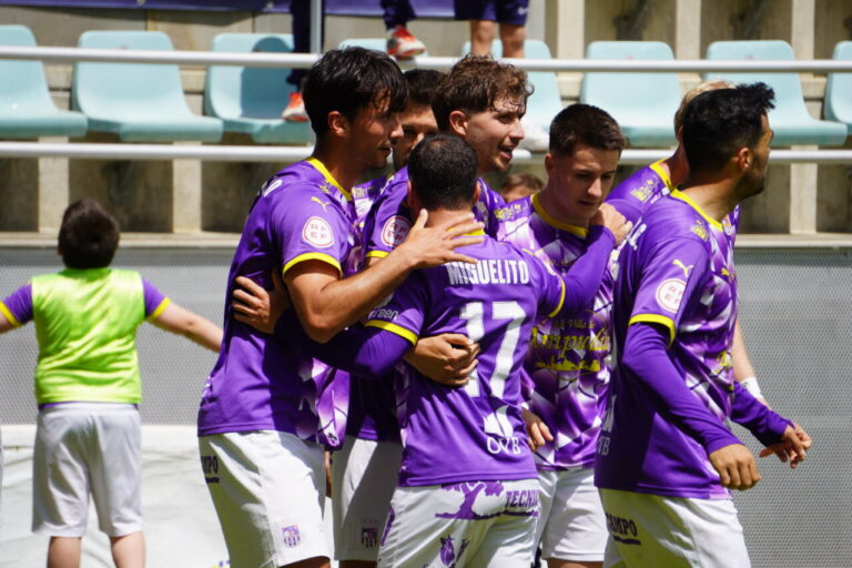 Jugadores del Palencia CF celebrando un gol en el derbi de playoff