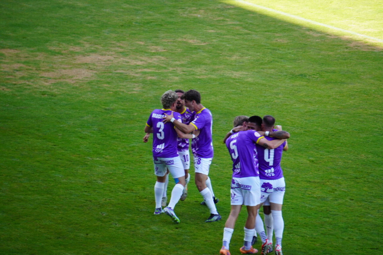 Jugadores del Palencia CF celebran un gol de Rivas en el campo