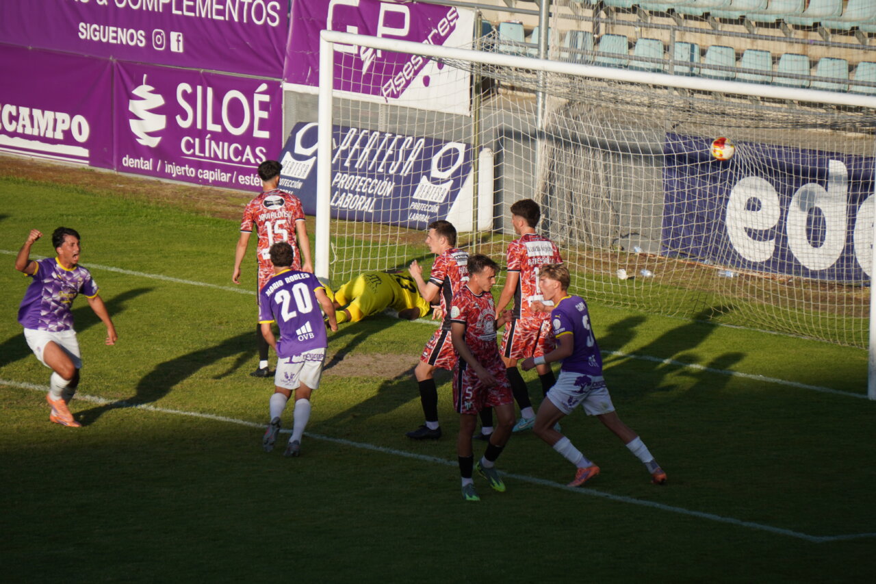 Jugadores del Palencia CF celebran un gol en el partido contra el CD Guijuelo