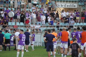 Jugadores del Palencia CF en el partido contra CD Guijuelo en La Balastera.