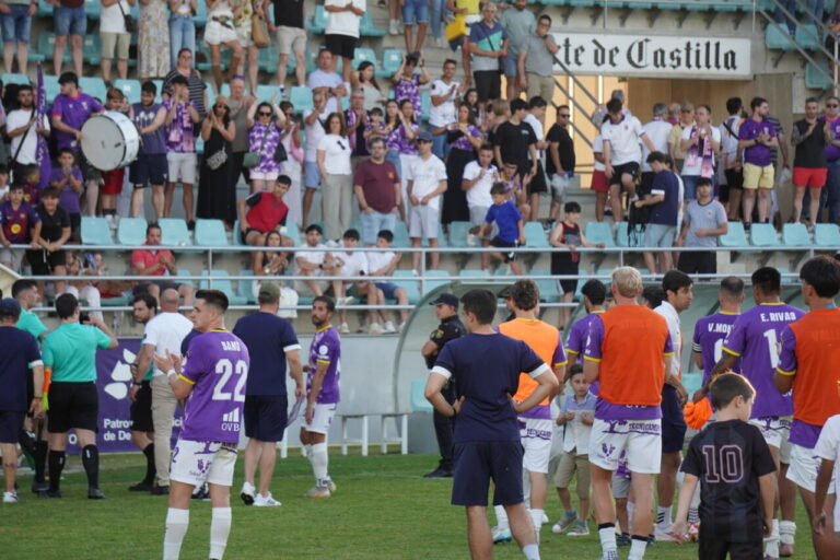 Jugadores del Palencia CF en el partido contra CD Guijuelo en La Balastera.