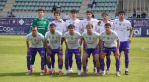 Jugadores del Palencia Cristo Atlético posando en el campo antes del partido.