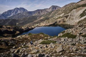 Vista panorámica de la Montaña Palentina con un lago en primer plano
