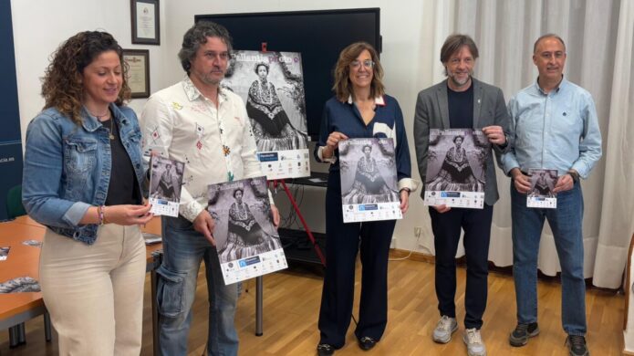 Presentación del festival PallantiaPhoto 2026 con varios organizadores mostrando carteles