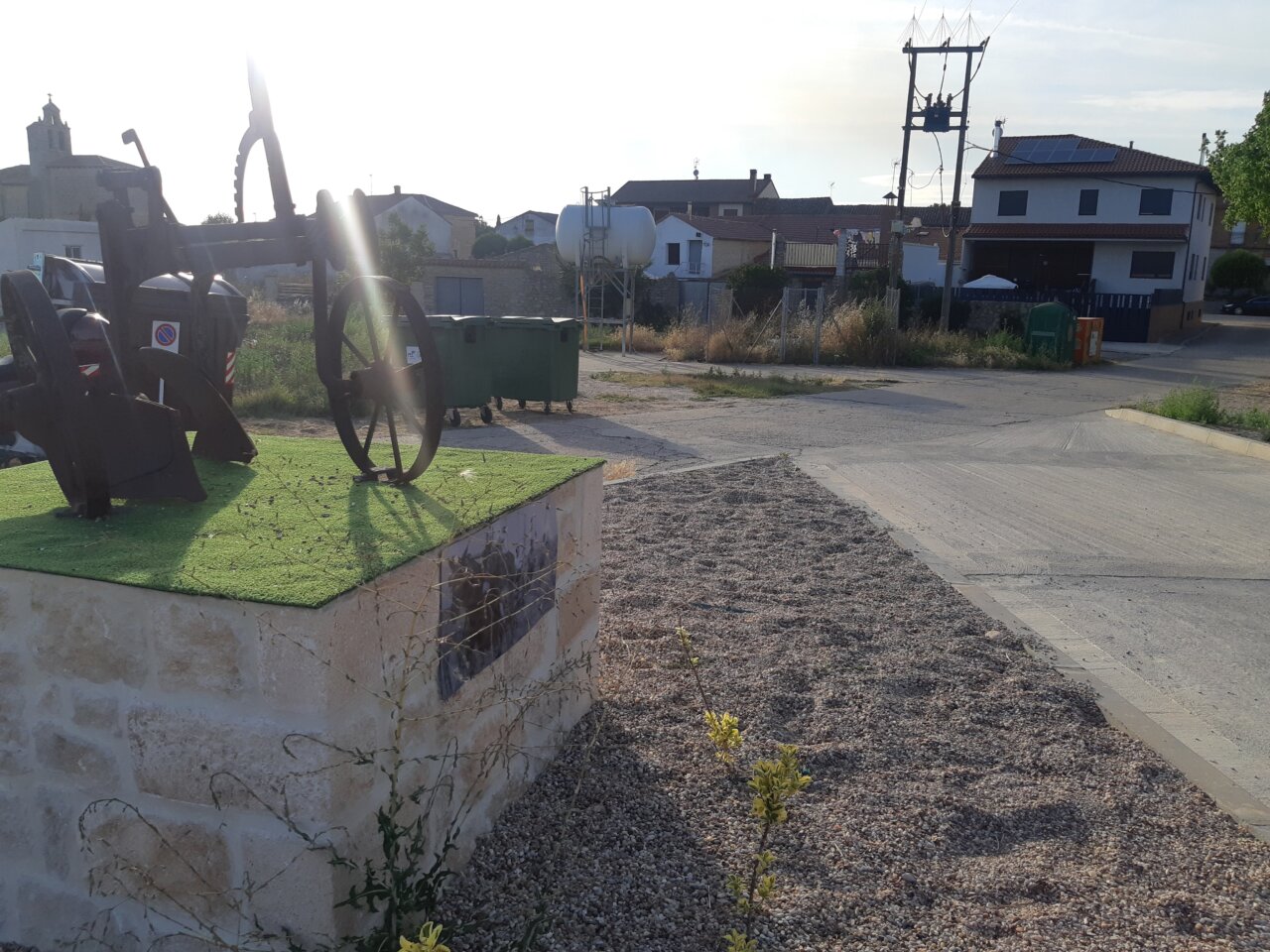 Escultura de un arado en Paredes de Monte con entorno urbano