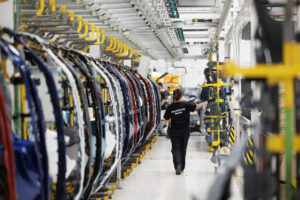 Trabajadora en la línea de producción de Renault en Palencia