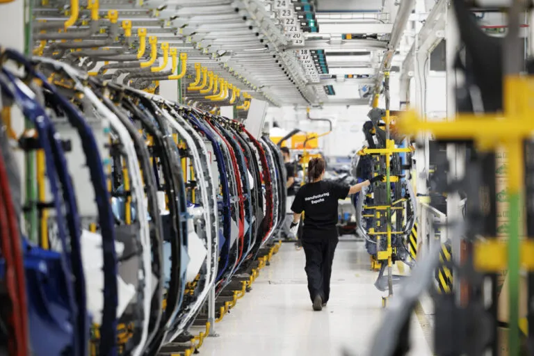 Trabajadora en la línea de producción de Renault en Palencia