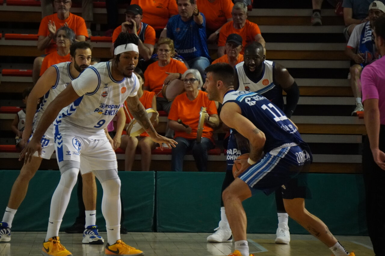 Jugadores de baloncesto en un partido de Aeropool Palencia