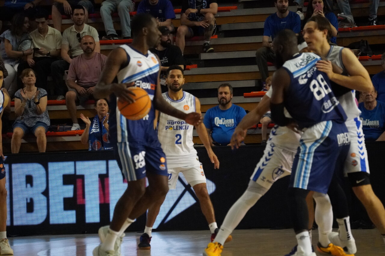 Jugadores de baloncesto en acción durante un partido.