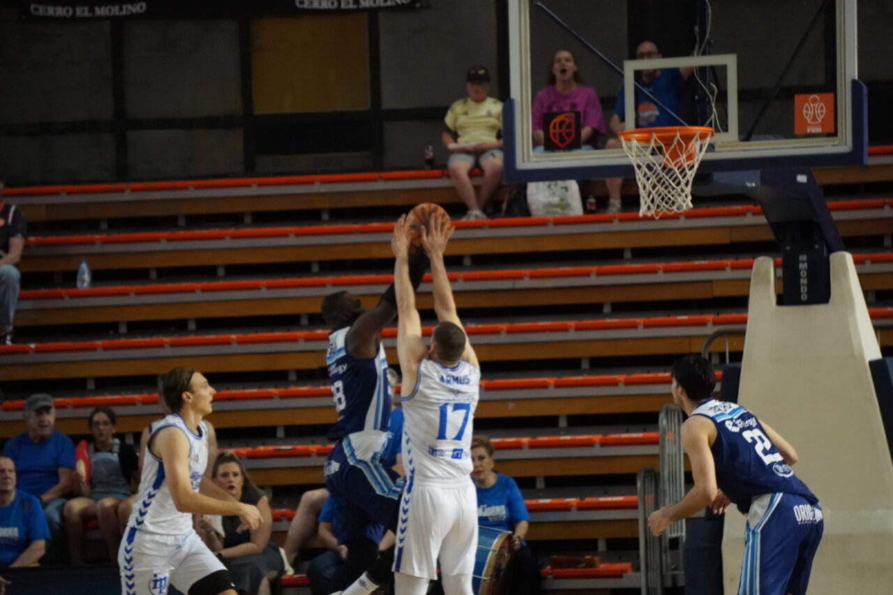 Jugadores de baloncesto compitiendo en un partido emocionante.