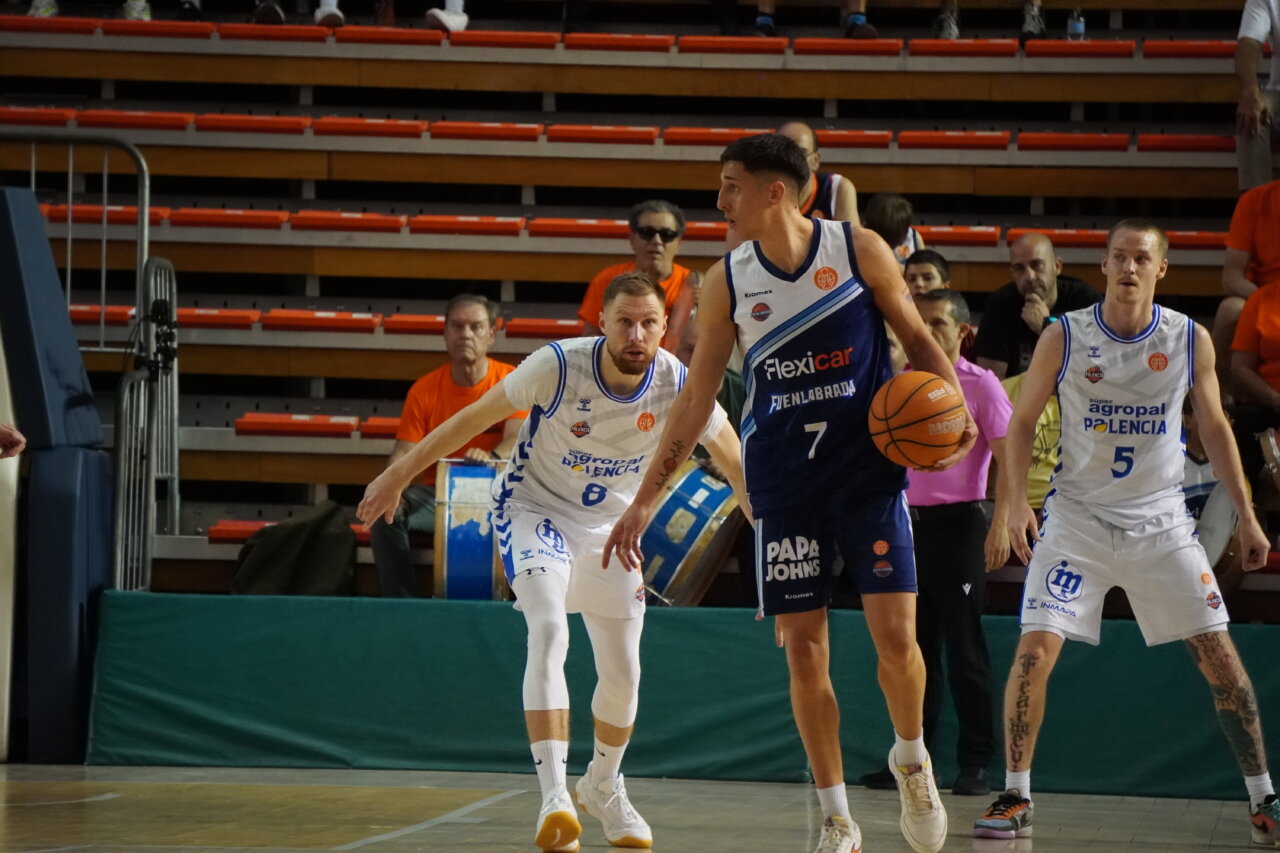 Jugadores de baloncesto en un partido entre Fuenlabrada y Polencia
