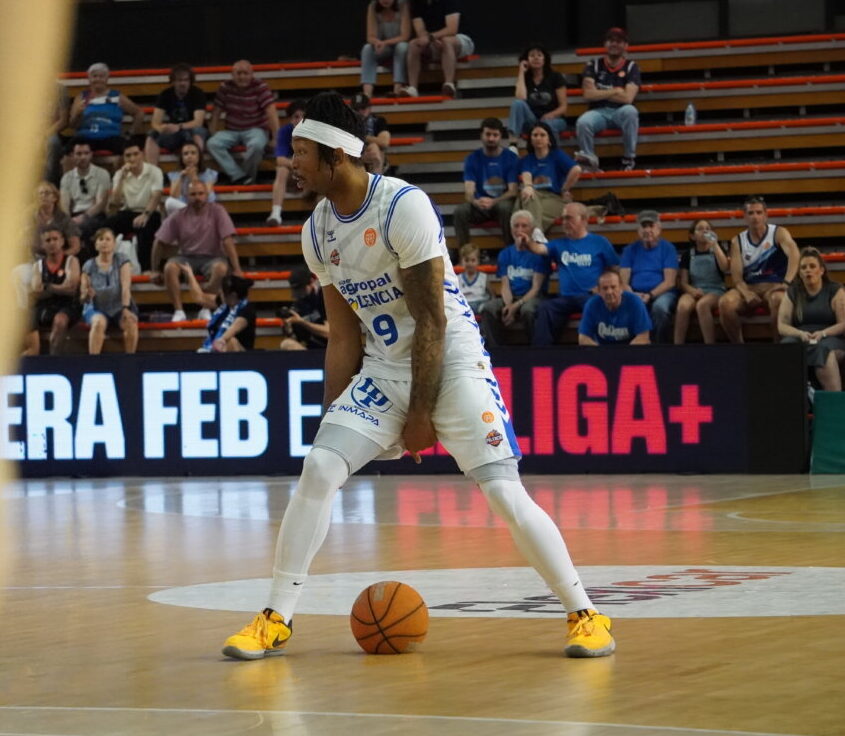 Jugador de baloncesto en acción durante un partido