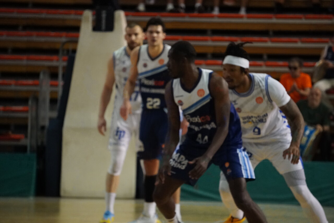 Jugadores de baloncesto en acción durante un partido