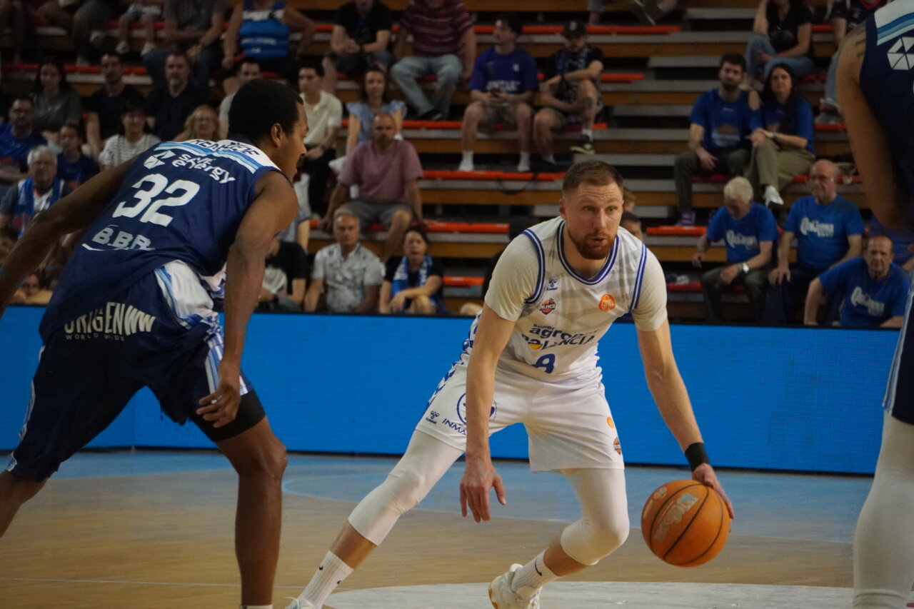Jugadores de baloncesto en acción durante un partido emocionante