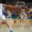 Jugadores de baloncesto en acción durante un partido competitivo