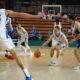 Jugadores de baloncesto en acción durante un partido competitivo