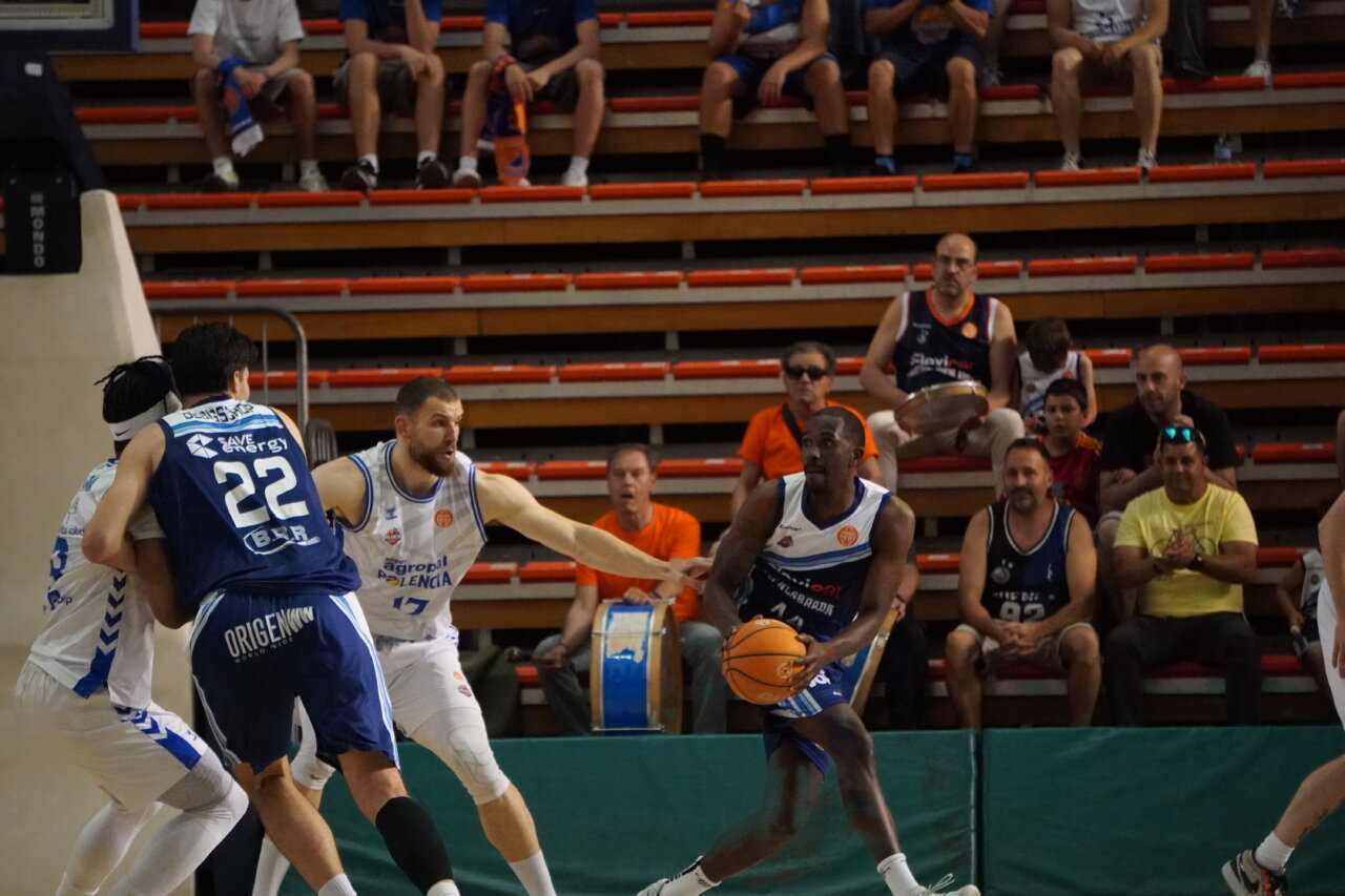 Jugadores de baloncesto en acción durante un partido emocionante