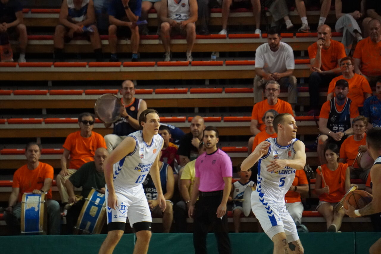 Jugadores de baloncesto en acción durante un partido en Valencia