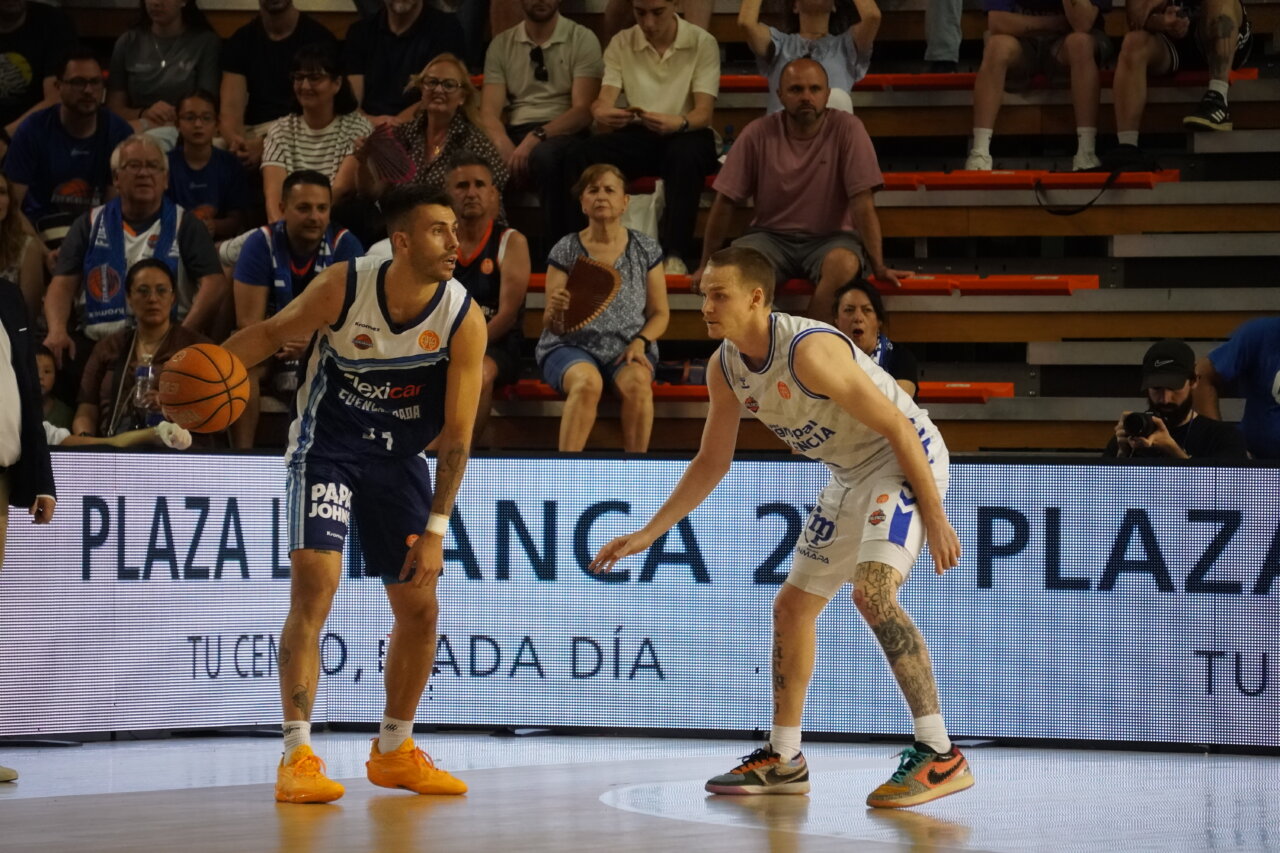 Jugadores de baloncesto compitiendo en un partido emocionante