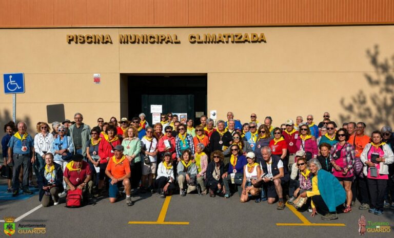 Grupo de peregrinos de León en Guardo tras su llegada.