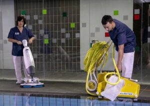 Personal de Senior Servicios Integrales realizando tareas de limpieza en un espacio interior.