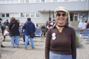 Pilar Garcés sonriente en el Campus de Palencia durante su campaña