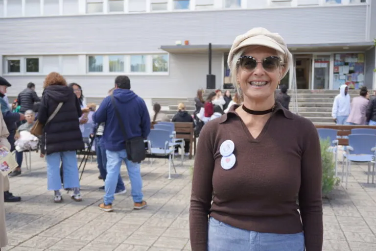 Pilar Garcés sonriente en el Campus de Palencia durante su campaña