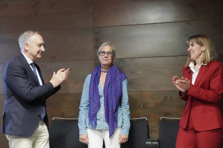 Pilar Garcés, primera rectora de la Universidad de Valladolid, recibiendo aplausos.
