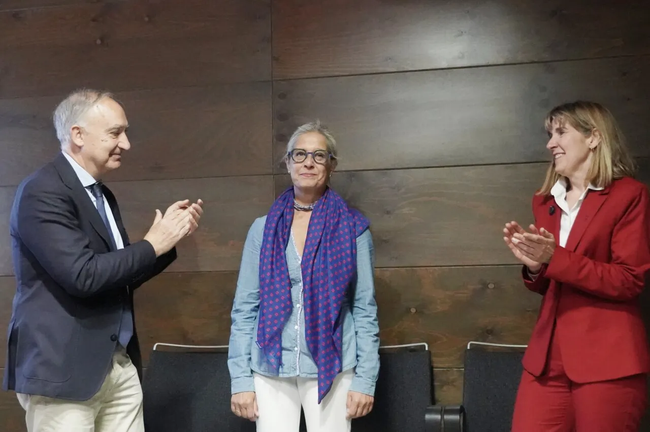 Pilar Garcés, primera rectora de la Universidad de Valladolid, recibiendo aplausos.
