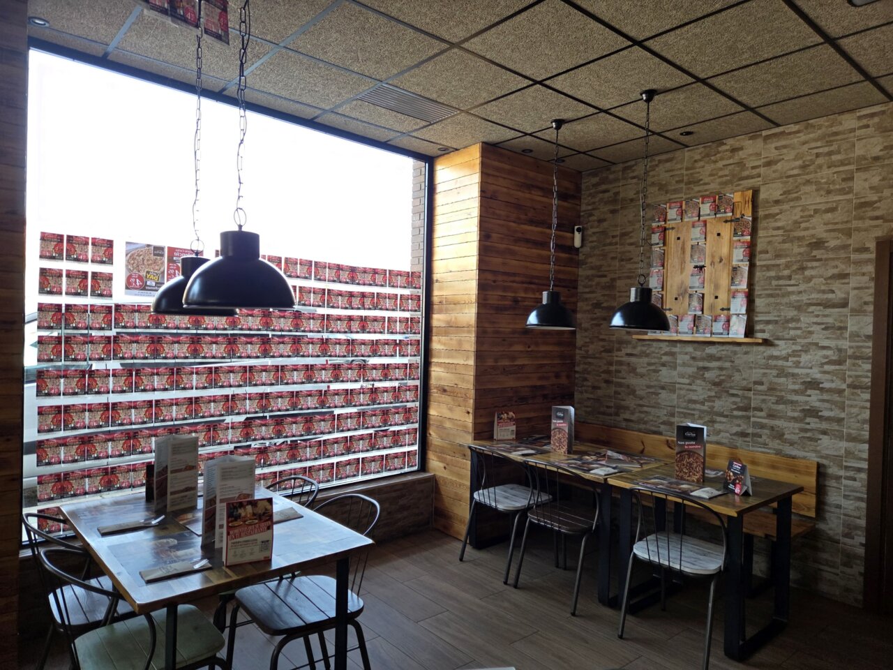 Interior de la Pizzería Carlos con mesas y decoración acogedora