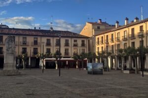 Vista de la Plaza Mayor en Palencia con edificios y monumentos