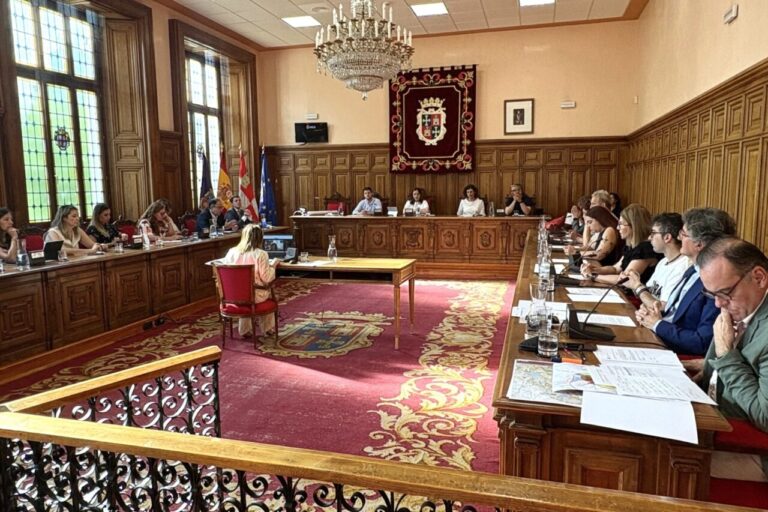 Reunión del Pleno del Ayuntamiento de Palencia discutiendo el nuevo PGOU.