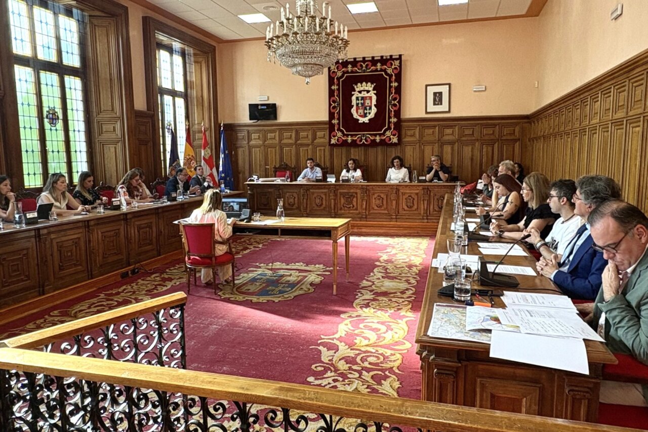 Reunión del Pleno del Ayuntamiento de Palencia discutiendo el nuevo PGOU.