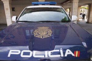 Coche de policía con luces azules y emblema en el capó