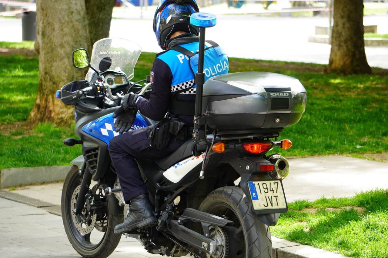 Policía local de Palencia en motocicleta con uniforme y equipo