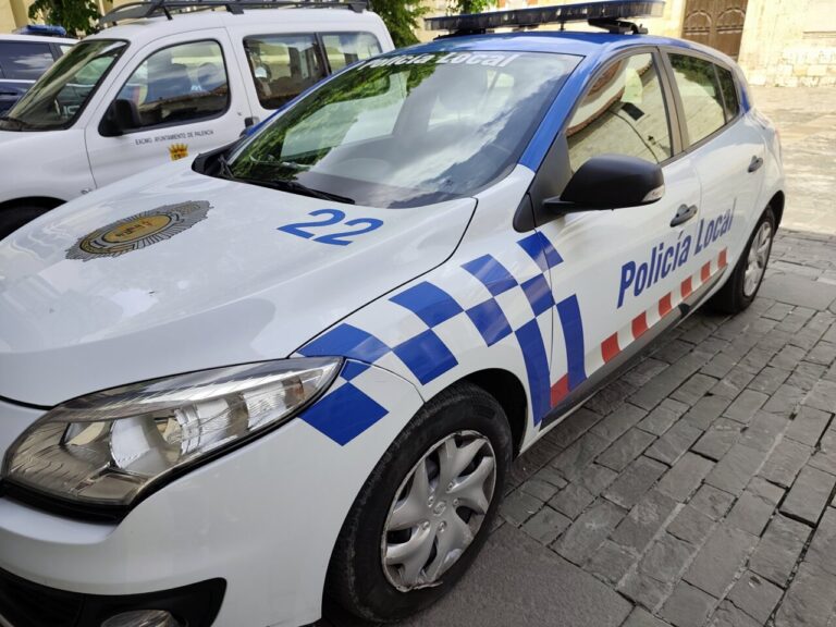 Vehículo de la Policía Local de Palencia estacionado en la calle