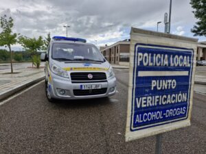 Vehículo de la Policía Local en un punto de verificación de alcohol y drogas