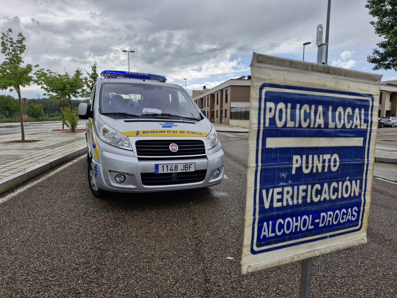 Vehículo de la Policía Local en un punto de verificación de alcohol y drogas
