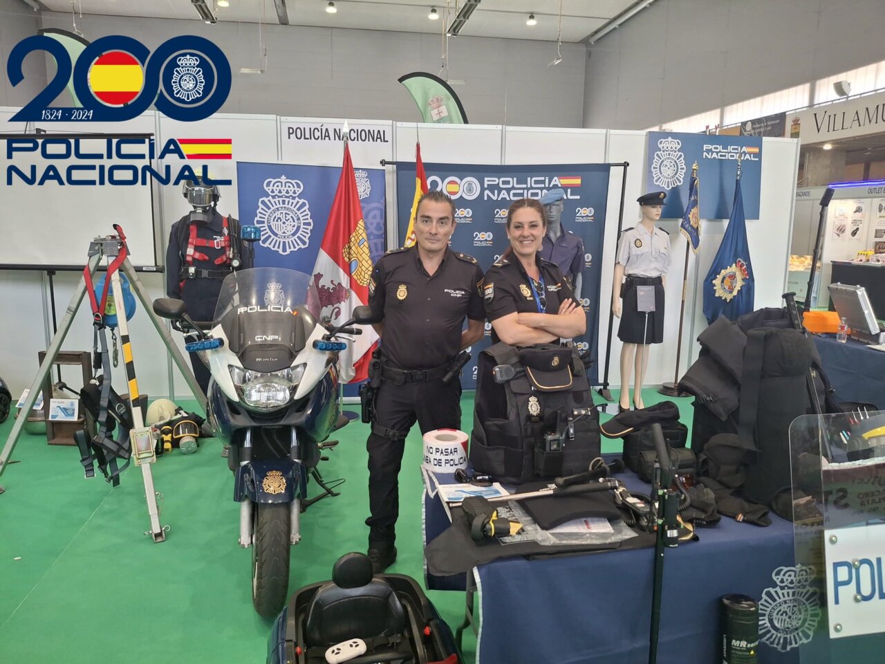 Miembros de la Policía Nacional en la Feria Femuce 2026 en Villamuriel
