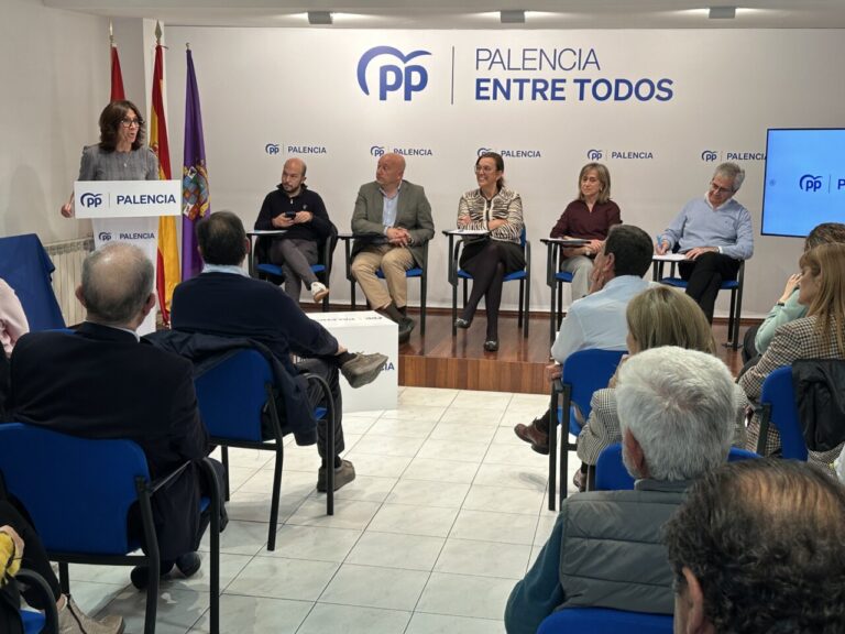 Reunión del Partido Popular en Palencia con Ángeles Armisén hablando