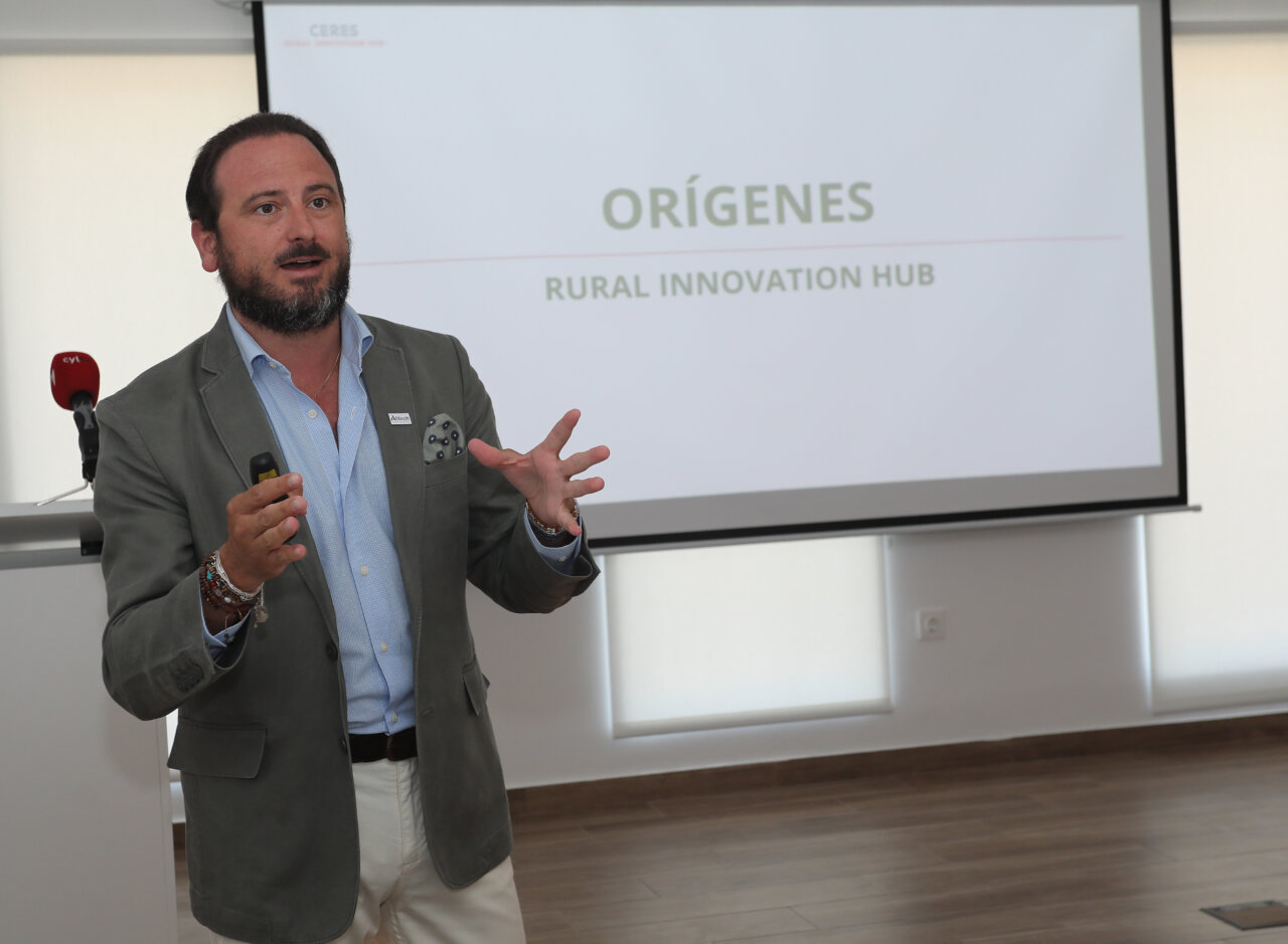 Presentador en evento sobre innovación rural en Castilla y León