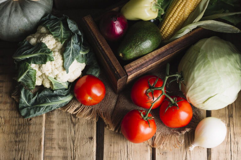 Variedad de verduras frescas en una mesa de madera