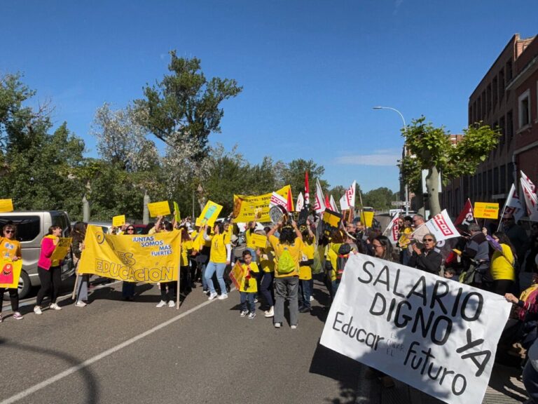 Concentración de trabajadoras de educación con pancartas amarillas en Palencia