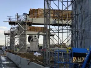 Construcción del Salto de Carnero en Palencia con andamios y maquinaria