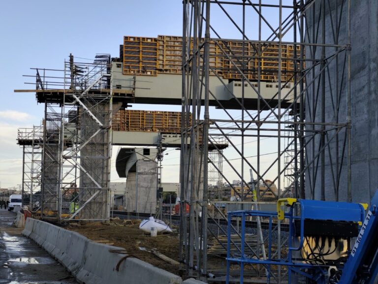 Construcción del Salto de Carnero en Palencia con andamios y maquinaria