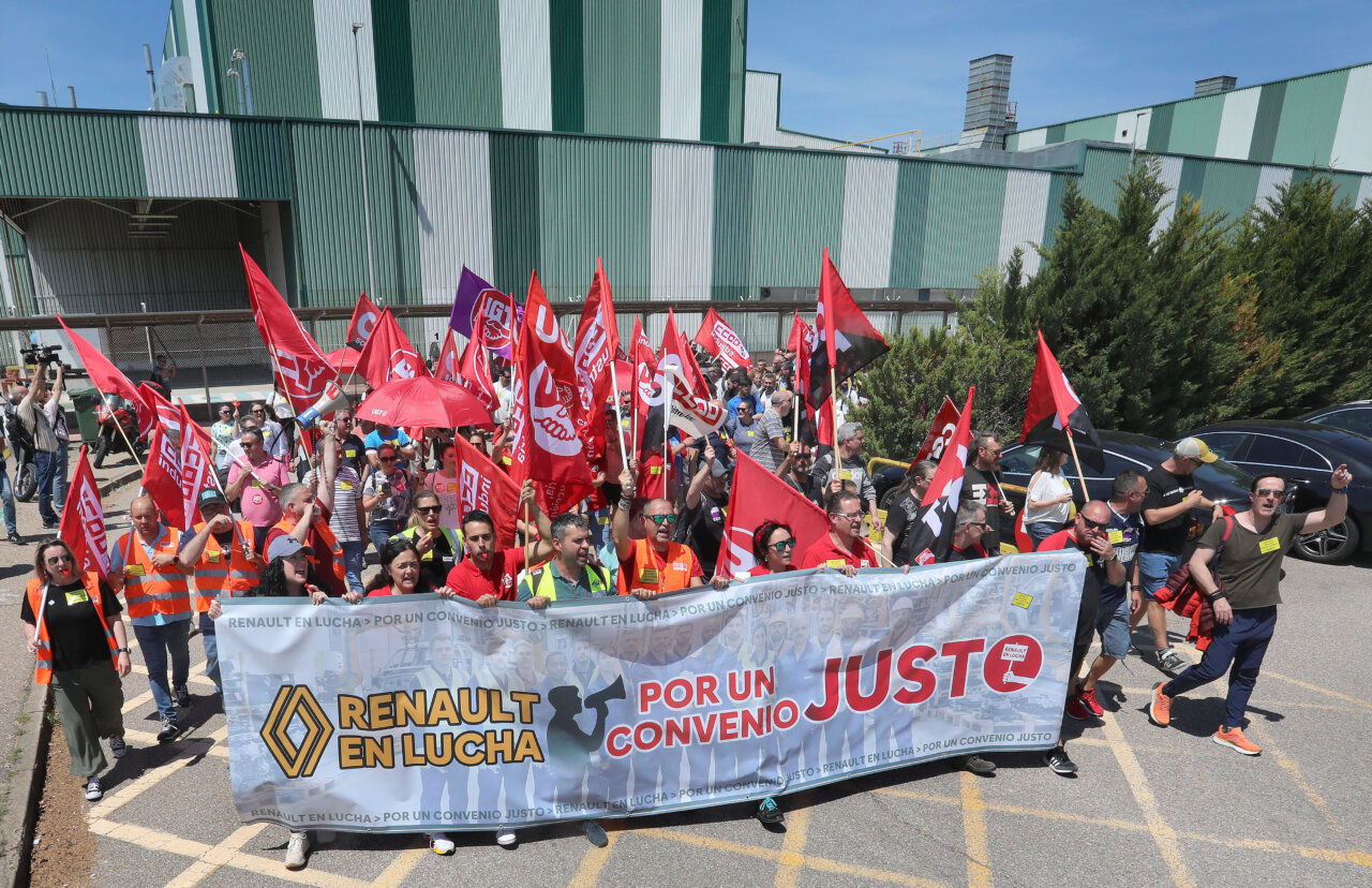 Protesta de trabajadores de Renault con pancartas y banderas en Valladolid