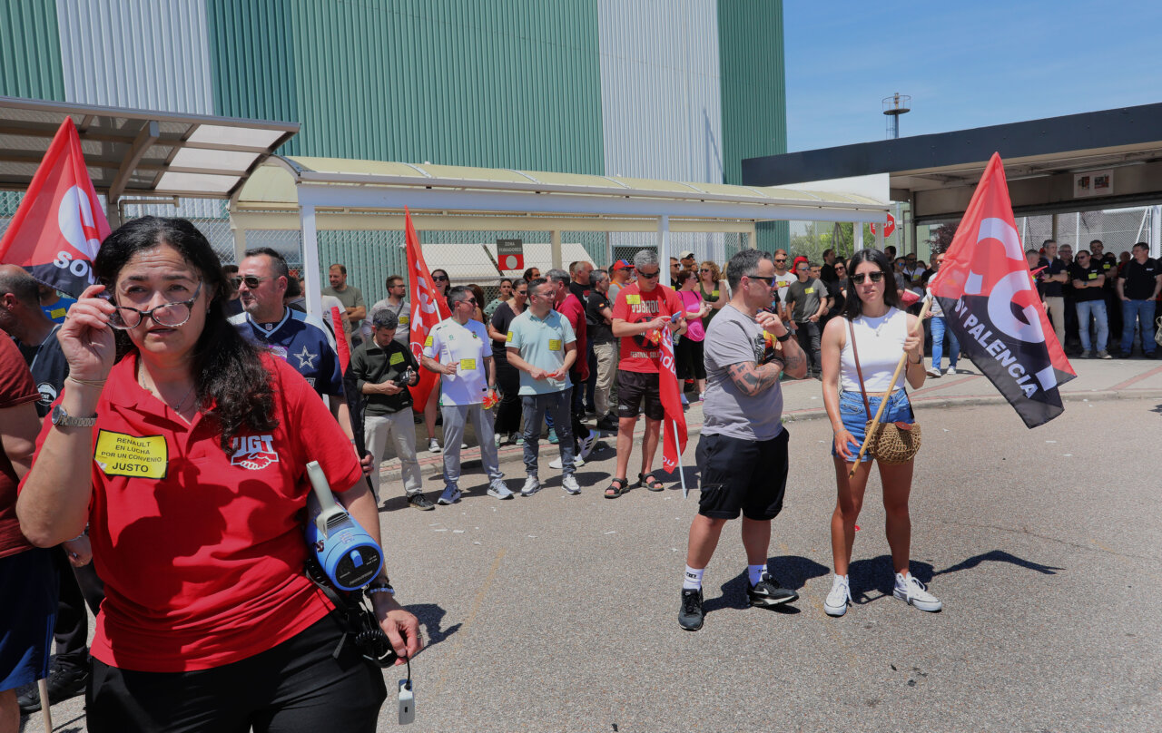 Protesta de trabajadores de Renault en Palencia con banderas sindicales