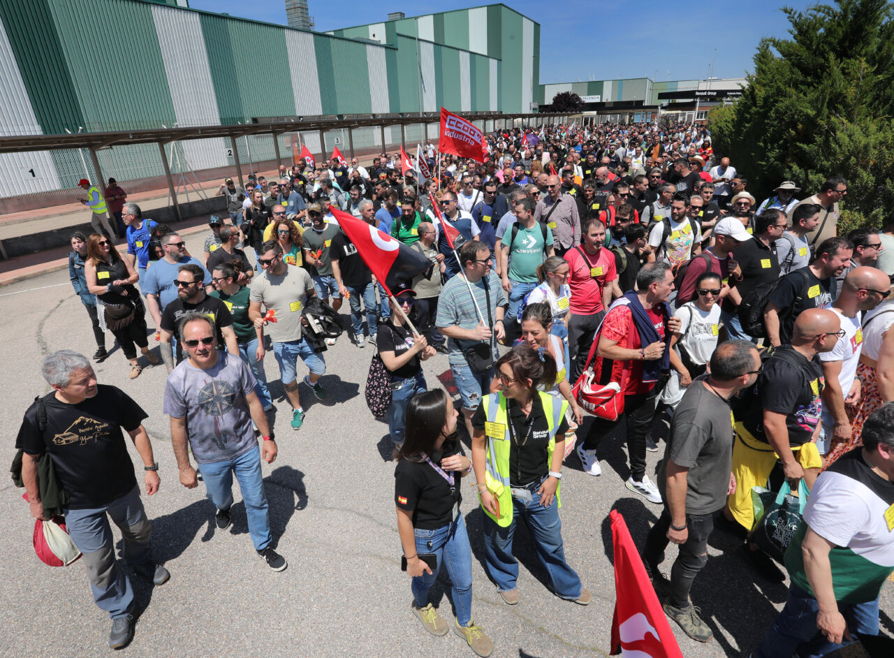 Multitud de trabajadores en protesta frente a la fábrica de Renault en Valladolid